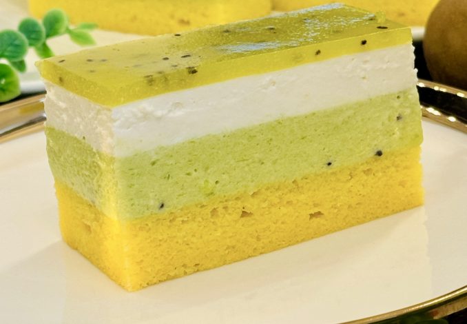 Prăjitură cu mousse de kiwi și cremă de brânză