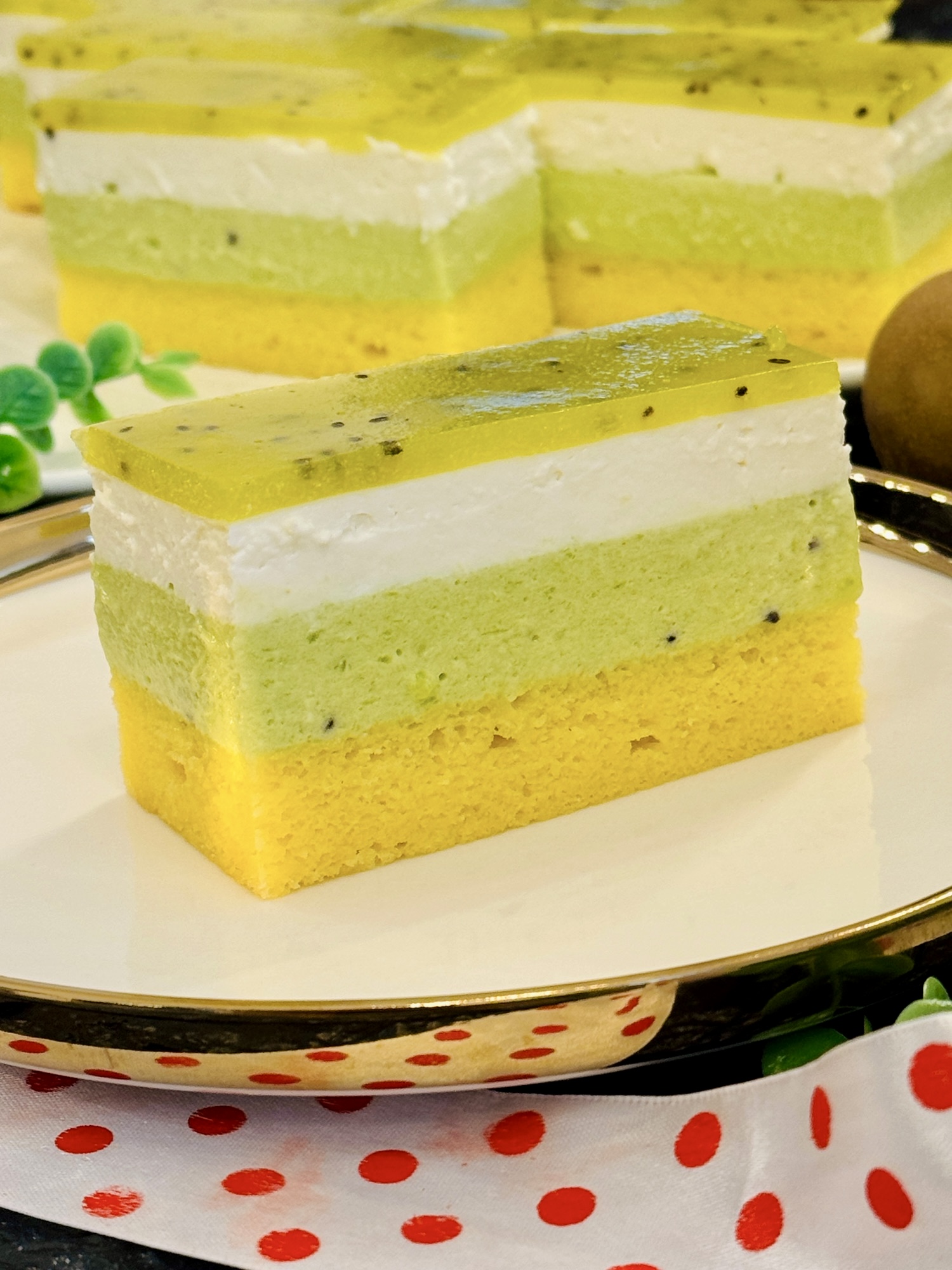 Prăjitură cu mousse de kiwi și cremă de brânză