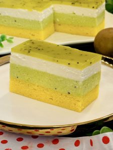 Prăjitură cu mousse de kiwi și cremă de brânză