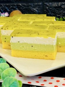 Prăjitură cu mousse de kiwi și cremă de brânză