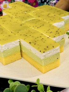 Prăjitură cu mousse de kiwi și cremă de brânză