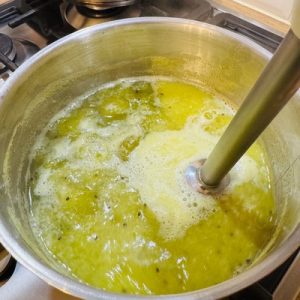 Prăjitură cu mousse de kiwi și cremă de brânză