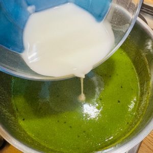 Prăjitură cu mousse de kiwi și cremă de brânză