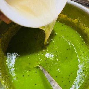 Prăjitură cu mousse de kiwi și cremă de brânză