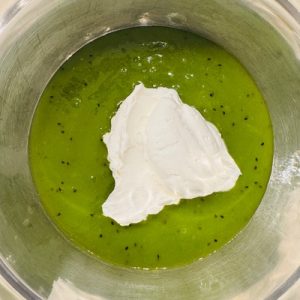 Prăjitură cu mousse de kiwi și cremă de brânză