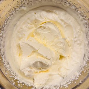 Prăjitură cu mousse de kiwi și cremă de brânză