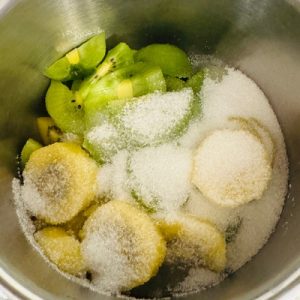 Prăjitură cu mousse de kiwi și cremă de brânză