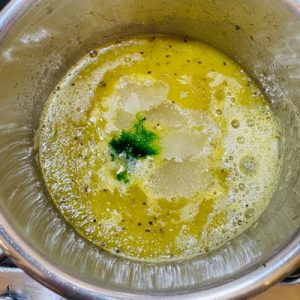 Prăjitură cu mousse de kiwi și cremă de brânză