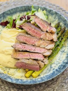 Vrăbioară de vită cu piure de țelină și sparanghel