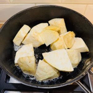 Vrăbioară de vită cu piure de țelină și sparanghel