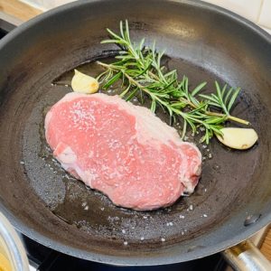 Vrăbioară de vită cu piure de țelină și sparanghel