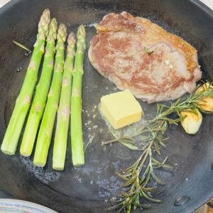 Vrăbioară de vită cu piure de țelină și sparanghel