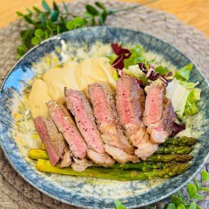 Vrăbioară de vită cu piure de țelină și sparanghel