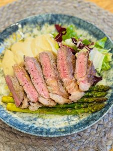 Vrăbioară de vită cu piure de țelină și sparanghel