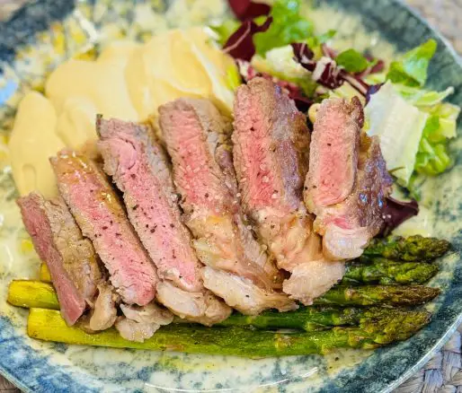 Vrăbioară de vită cu piure de țelină și sparanghel