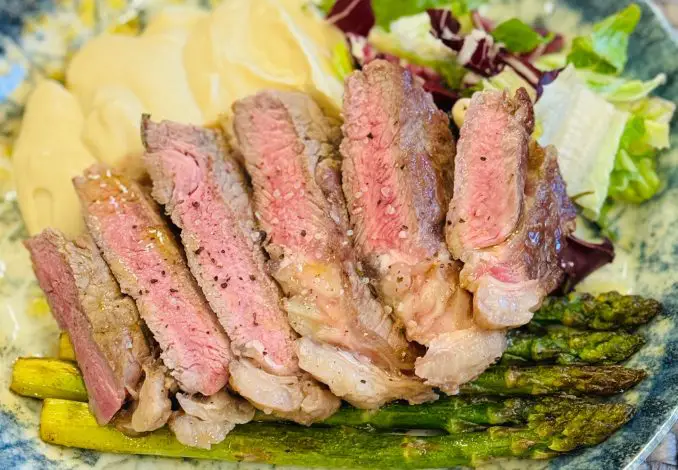 Vrăbioară de vită cu piure de țelină și sparanghel