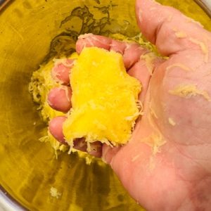 Șnițel din piept pui în crustă crocantă de cartofi