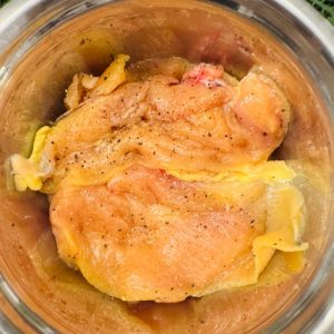 Șnițel din piept pui în crustă crocantă de cartofi