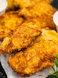 Șnițel din piept pui în crustă crocantă de cartofi