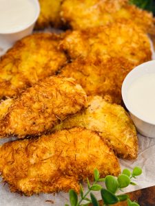 Șnițel din piept pui în crustă crocantă de cartofi