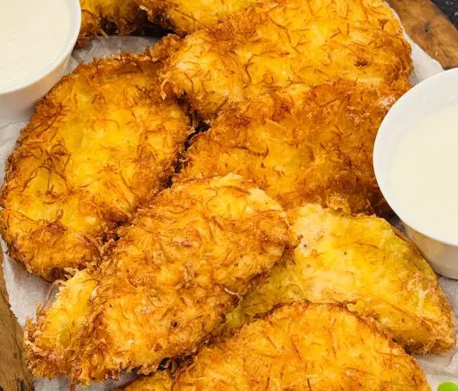 Șnițel din piept pui în crustă crocantă de cartofi