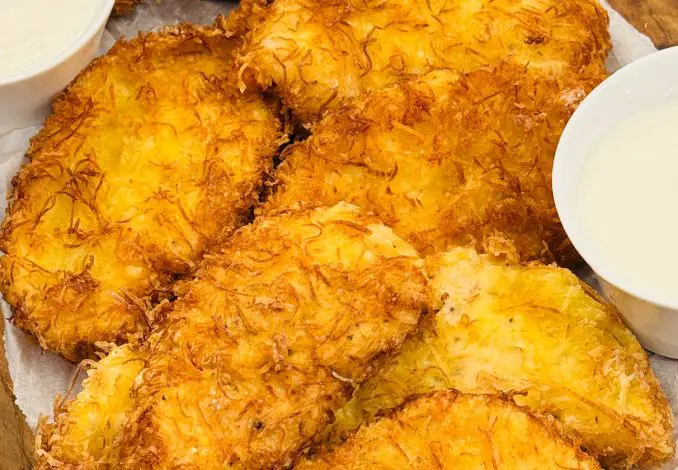 Șnițel din piept pui în crustă crocantă de cartofi