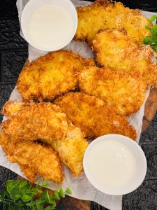 Șnițel din piept pui în crustă crocantă de cartofi