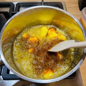 Prăjitura burghezului cu nucă, caramel și ciocolată