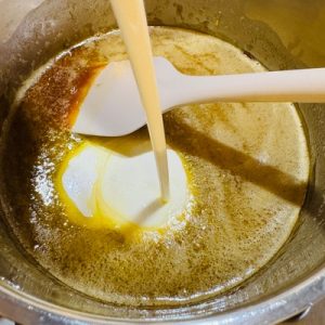 Prăjitura burghezului cu nucă, caramel și ciocolată