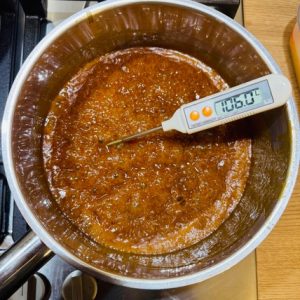 Prăjitura burghezului cu nucă, caramel și ciocolată