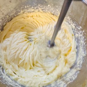 Prăjitura burghezului cu nucă, caramel și ciocolată