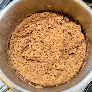 Prăjitura burghezului cu nucă, caramel și ciocolată