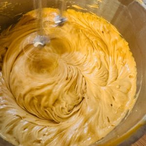 Prăjitura burghezului cu nucă, caramel și ciocolată