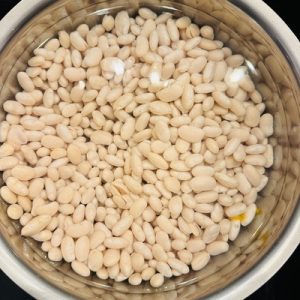 Fasole bătută cu rădăcinoase coapte și ceapă cu boia