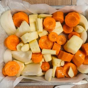 Fasole bătută cu rădăcinoase coapte și ceapă cu boia