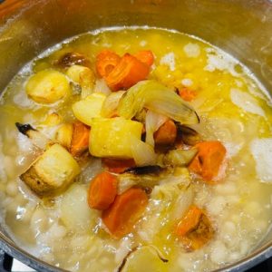 Fasole bătută cu rădăcinoase coapte și ceapă cu boia