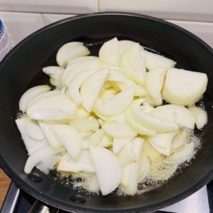 Fasole bătută cu rădăcinoase coapte și ceapă cu boia