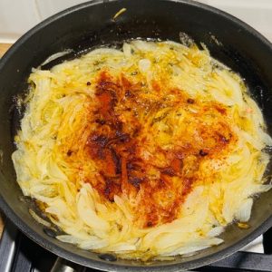 Fasole bătută cu rădăcinoase coapte și ceapă cu boia