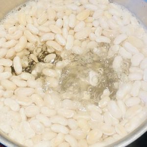 Fasole bătută cu rădăcinoase coapte și ceapă cu boia