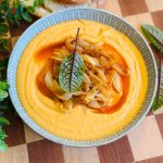 Fasole bătută cu rădăcinoase coapte și ceapă cu boia