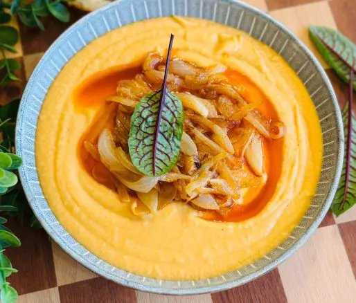 Fasole bătută cu rădăcinoase coapte și ceapă cu boia