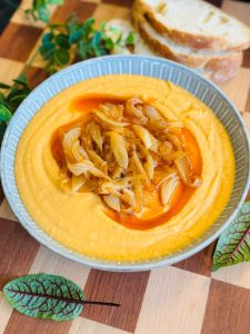 Fasole bătută cu rădăcinoase coapte și ceapă cu boia