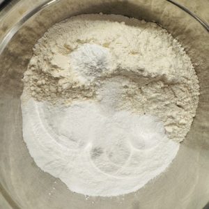 Prăjitura Kati cu foaie sfărmată și bezea