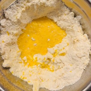 Prăjitura Kati cu foaie sfărmată și bezea