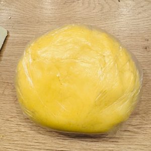 Prăjitura Kati cu foaie sfărmată și bezea