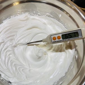 Prăjitura Kati cu foaie sfărmată și bezea