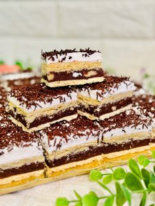 Prăjitura Kati cu foaie sfărmată și bezea