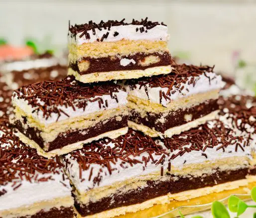 Prăjitura Kati cu foaie sfărmată și bezea