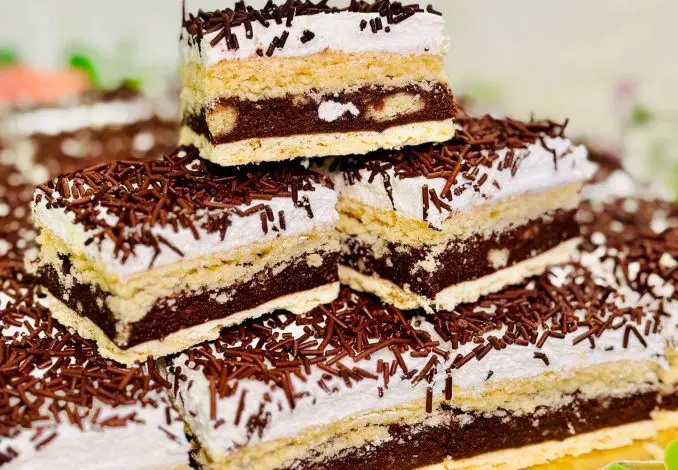 Prăjitura Kati cu foaie sfărmată și bezea