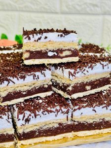 Prăjitura Kati cu foaie sfărmată și bezea